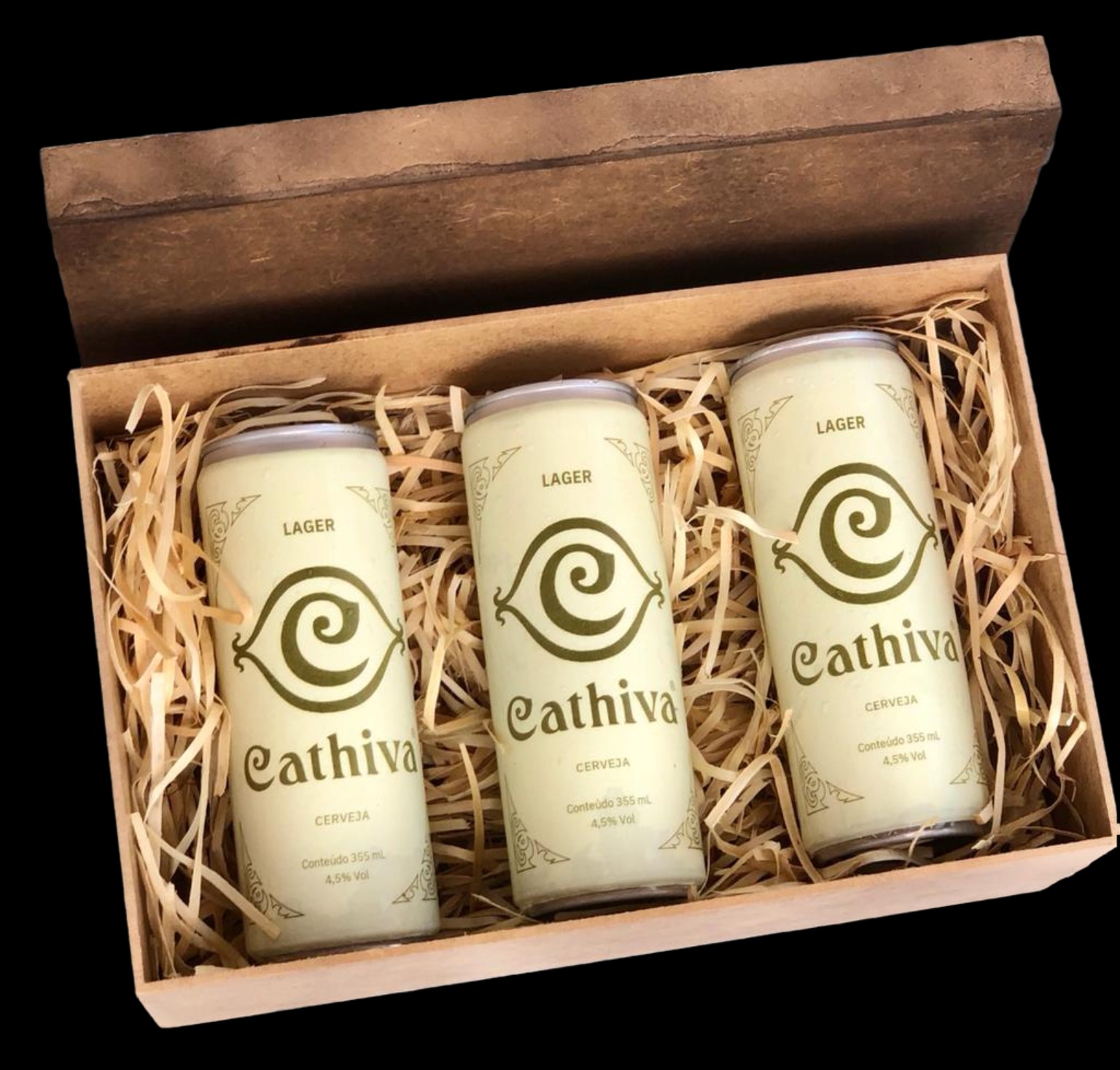Latas Cathiva Lager em uma caixa de presente