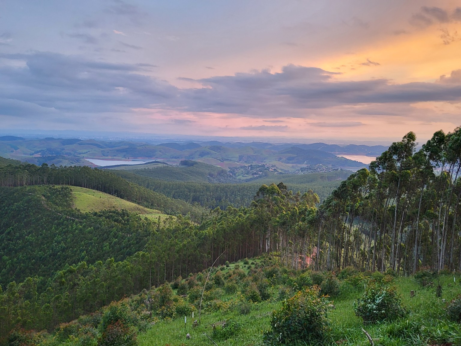 Vista de Igaratá e da represa ao entardecer
